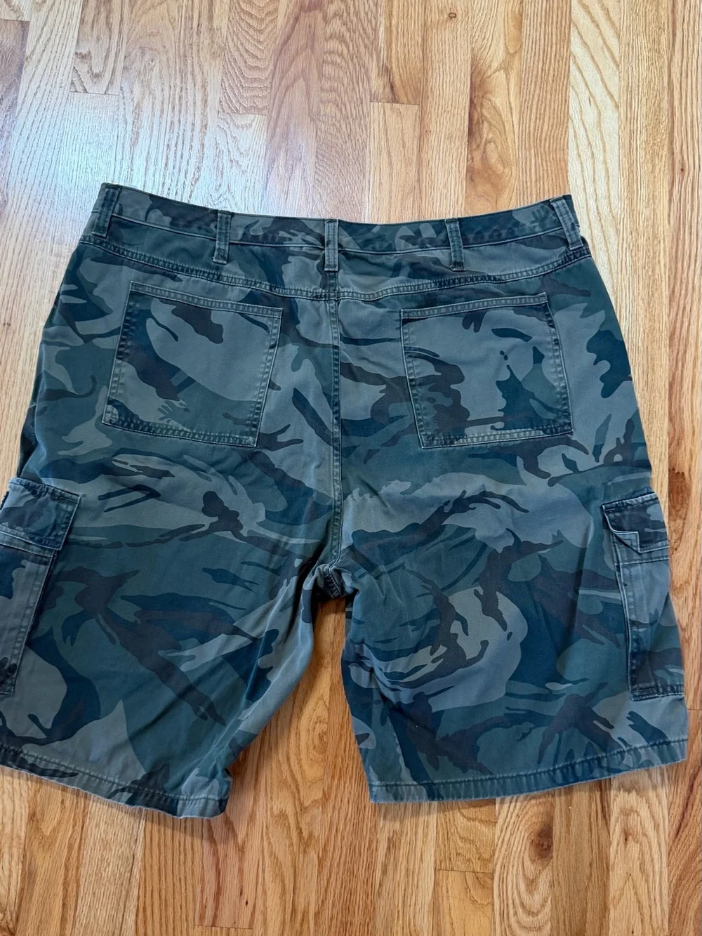 Vintage Wrangler Men's Camo Cargo Shorts - Green & Black